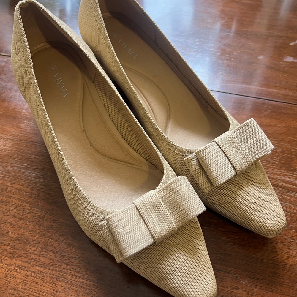 Vivaia Women's Tan Bow Low Heels